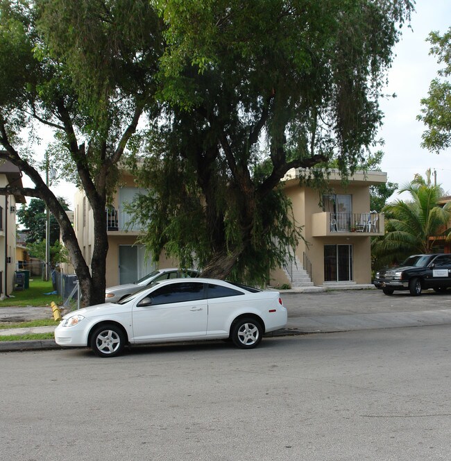 10812 SW 4th St in Miami, FL - Foto de edificio - Building Photo