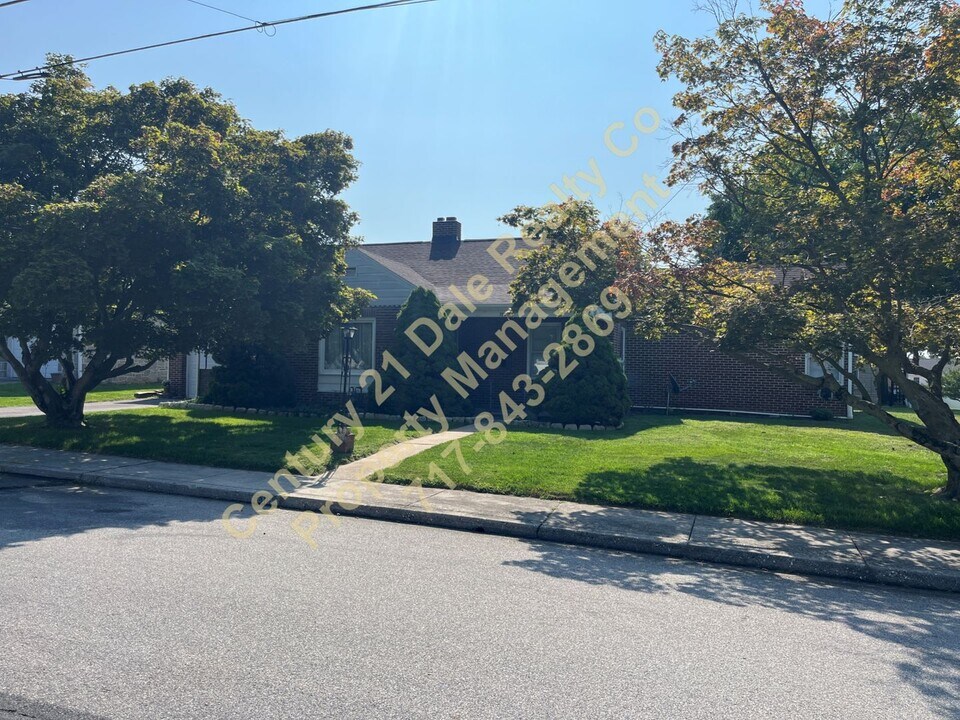 115 Fairview Ave in Dover, PA - Building Photo