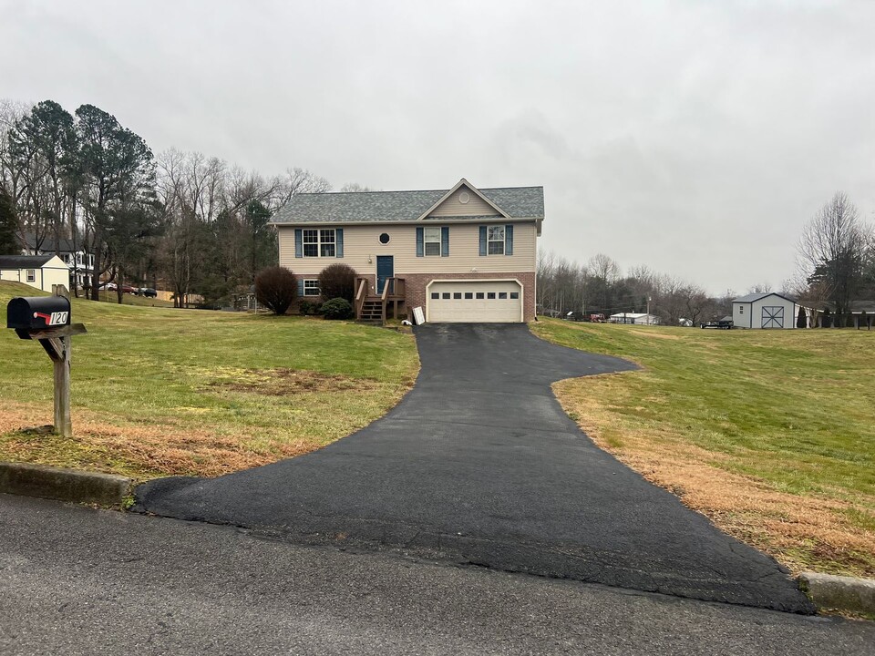 120 Meadowlark Drive in Jonesborough, TN - Building Photo