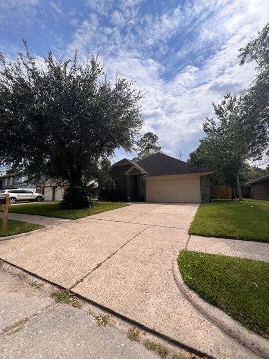 5818 Toddington Rd in Humble, TX - Foto de edificio