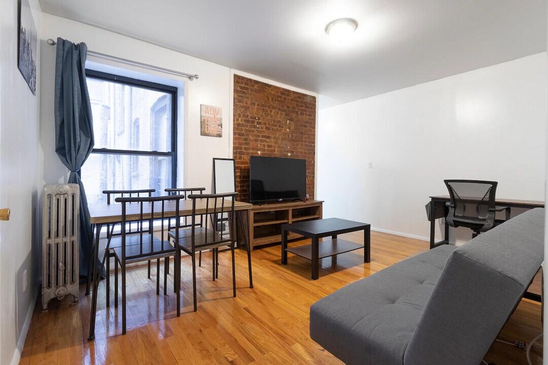 205 E 95th St in New York, NY - Building Photo