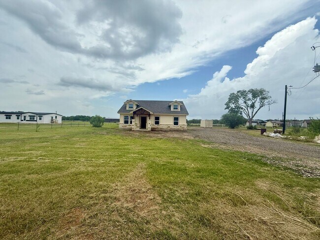 1075 County Rd 678 E in Natalia, TX - Building Photo - Building Photo