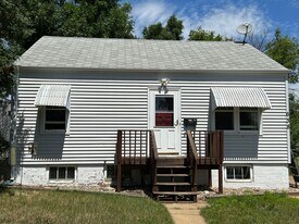 638 4th St W in Dickinson, ND - Building Photo