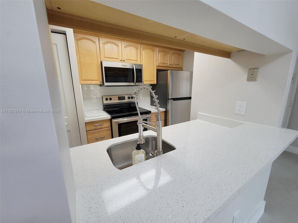 9728 Hammocks Blvd in Miami, FL - Building Photo