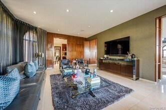 25 Edgewater Ln in Great Neck, NY - Building Photo - Building Photo