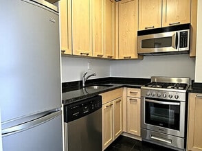 120 E 17th St, Unit 8L in New York, NY - Building Photo - Building Photo