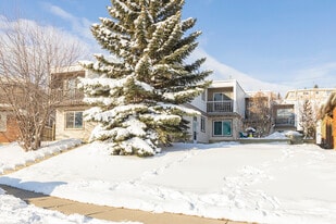 131 Huntington Park NW in Calgary, AB - Building Photo