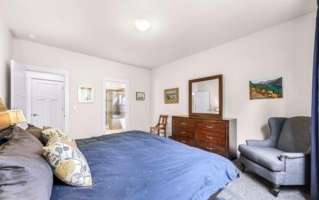 697 Chuckanut Dr N in Bellingham, WA - Foto de edificio - Building Photo