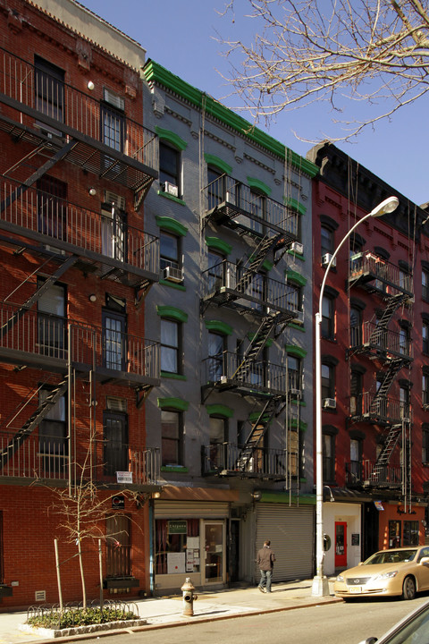 328 E 6th St in New York, NY - Building Photo