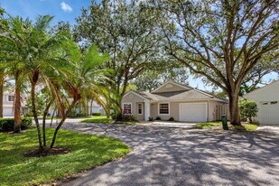 15 Admirals Ct in Palm Beach Gardens, FL - Building Photo