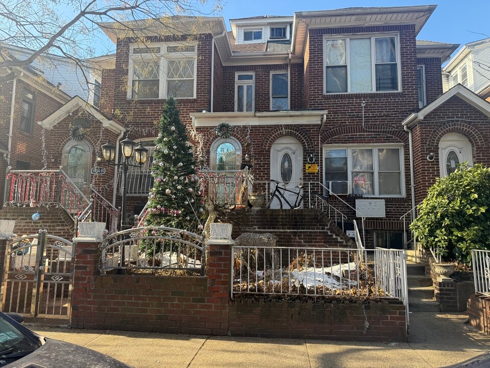 3334 89th St, Unit 2 in Jackson Heights, NY - Foto de edificio