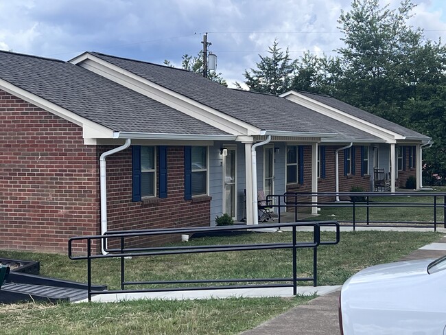 Irish Apartments in Mcewen, TN - Foto de edificio - Building Photo