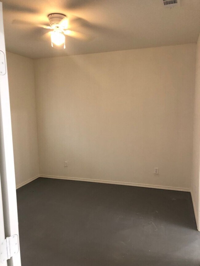 22404 Matins Ln in Mineola, TX - Foto de edificio - Building Photo