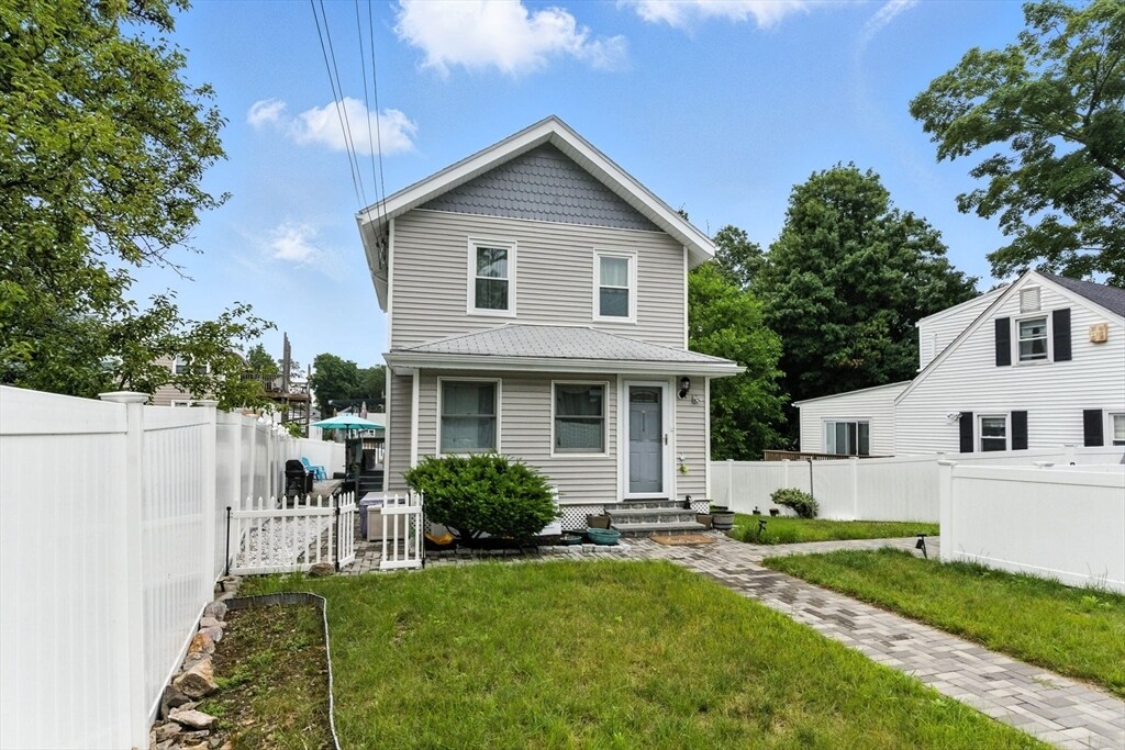 8 Earnshaw St in Boston, MA - Building Photo