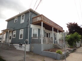 215 East St, Unit Floor 1 in Pawtucket, RI - Building Photo