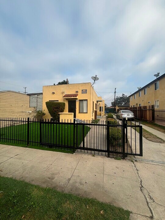 317 E 61st St in Long Beach, CA - Foto de edificio