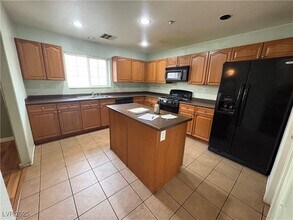 9133 Palatial Palette Ct in Las Vegas, NV - Building Photo - Building Photo