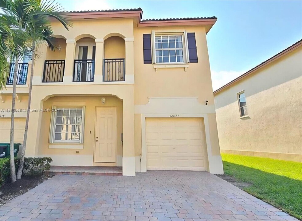 12822 SW 135th St in Miami, FL - Foto de edificio