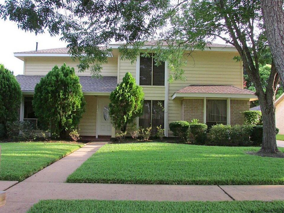 2910 Colonial Dr in Sugar Land, TX - Building Photo