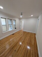 2337 W Roscoe St, Unit 1 in Chicago, IL - Building Photo - Building Photo