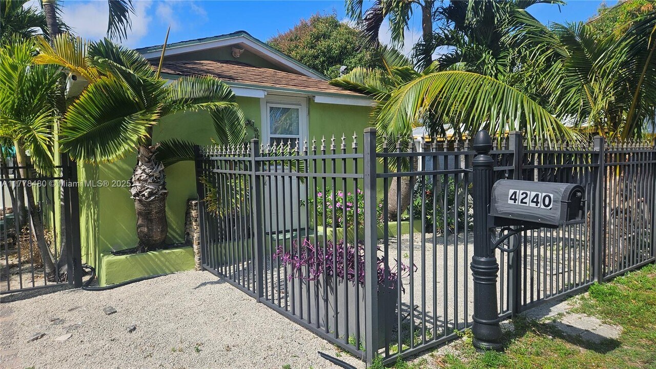 4240 NE 8th Ave in Oakland Park, FL - Building Photo