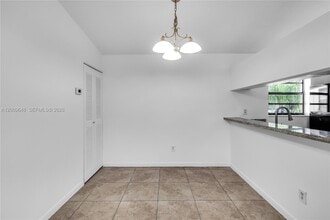 18206 Mediterranean Blvd in Hialeah, FL - Building Photo - Building Photo