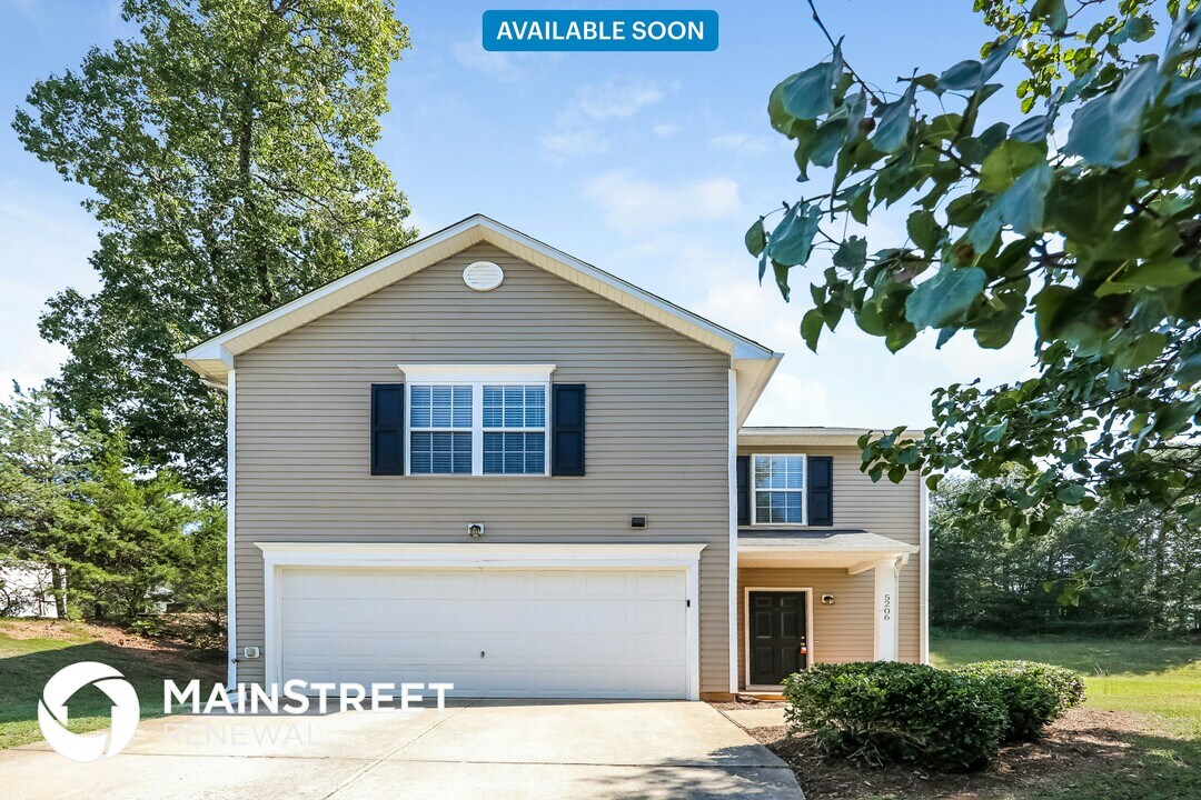 5206 Carriage Woods Dr in Browns Summit, NC - Building Photo