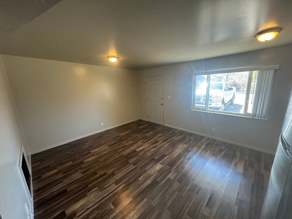 8833 S 360 E in Sandy, UT - Building Photo
