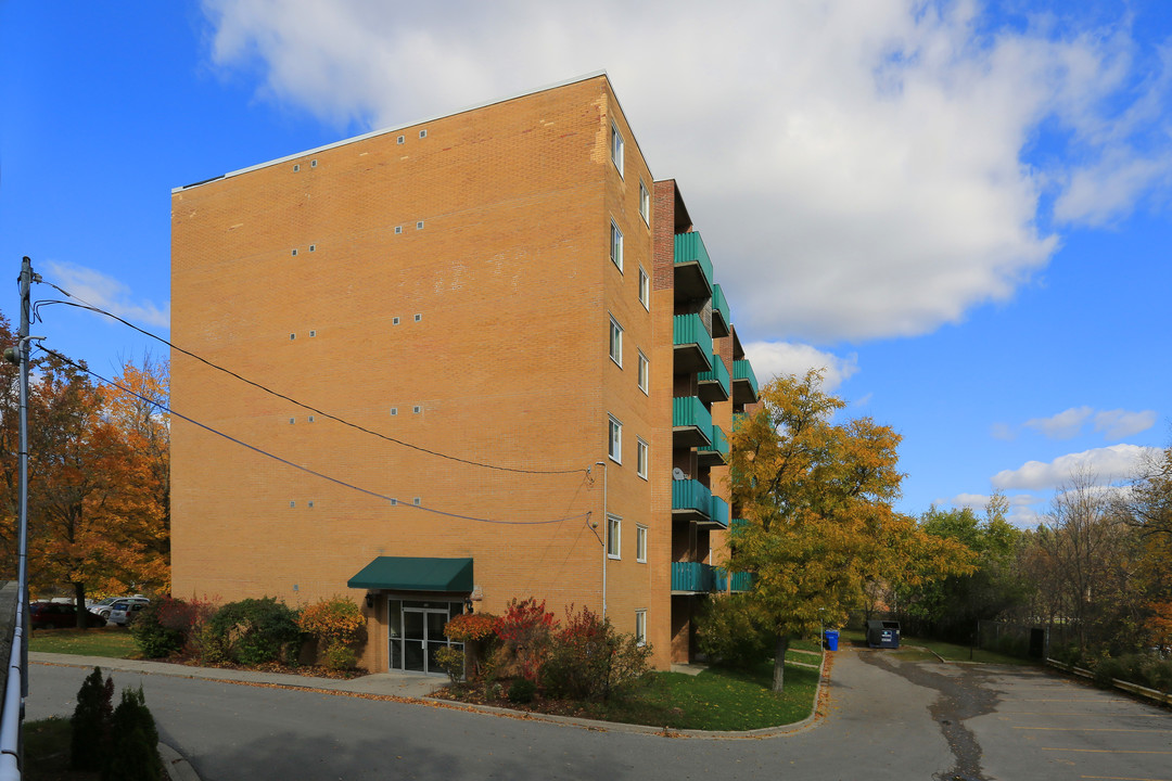 Forest View Manor in Kitchener, ON - Building Photo