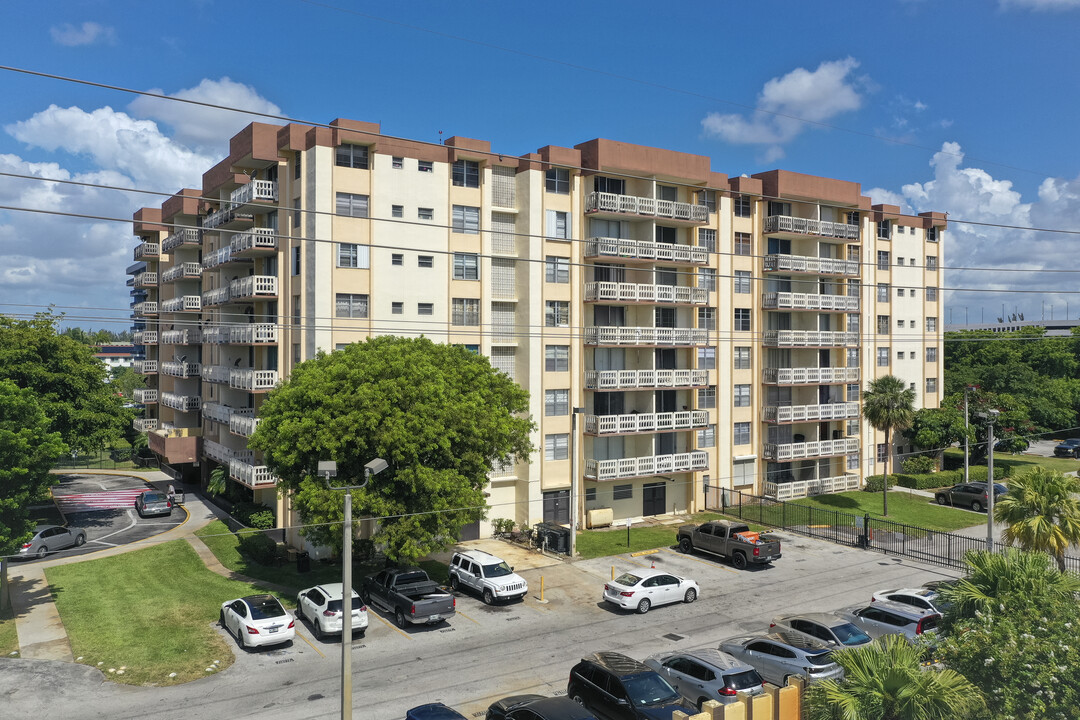 Parkway Towers in Miami, FL - Building Photo