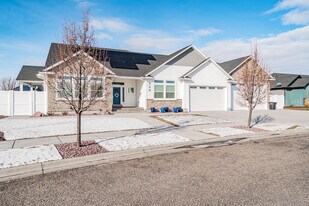 949 Greenwillow Ln in Ammon, ID - Building Photo