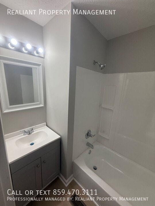 31 Hurley St in Berea, KY - Building Photo