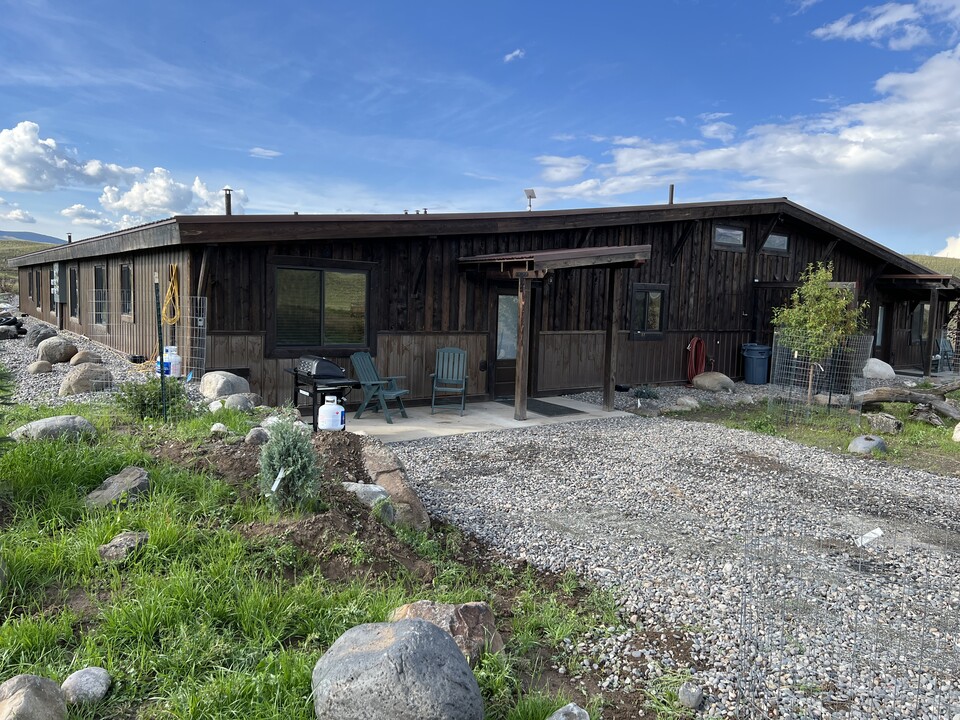 83 Windy Hills Rd in Livingston, MT - Foto de edificio