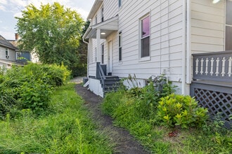 10 Perry Hill Rd in Shelton, CT - Building Photo - Building Photo