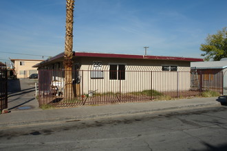 232-240 W Philadelphia Ave in Las Vegas, NV - Building Photo - Building Photo