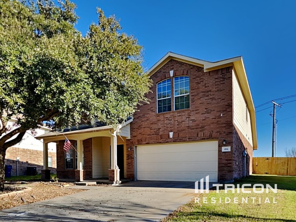 106 Horseshoe Bend in Waxahachie, TX - Building Photo