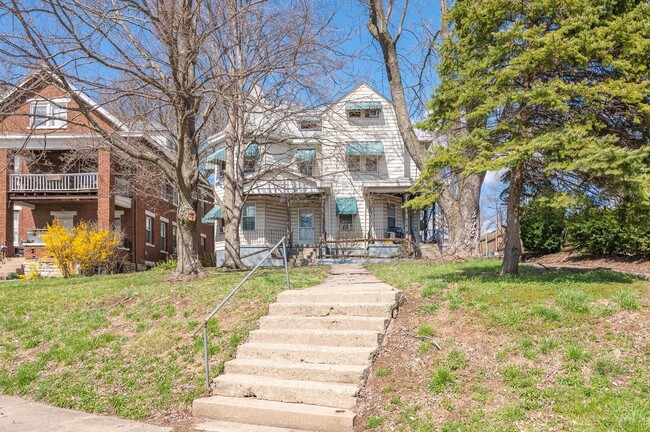 2222 Lawn Ave in Cincinnati, OH - Foto de edificio - Building Photo