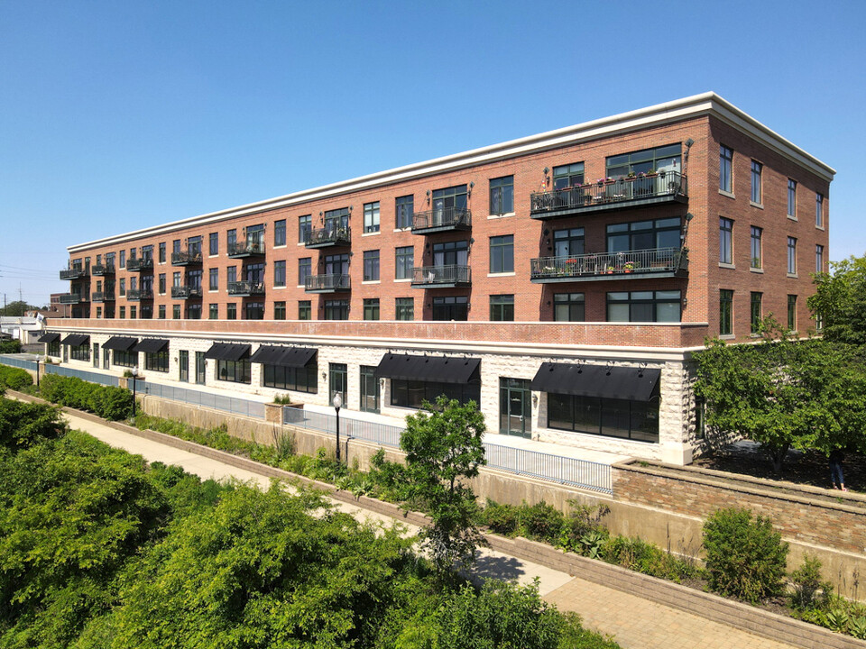 River Street Plaza in Aurora, IL - Building Photo