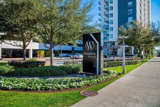 Windsor Memorial in Houston, TX - Foto de edificio - Building Photo