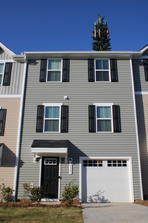 Room in Townhome on Cutwater Cir in Charlotte, NC - Building Photo