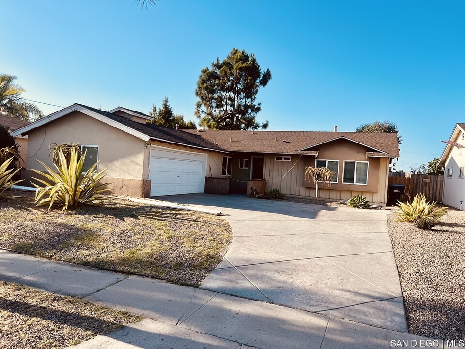 6820 Arverne Ct in San Diego, CA - Foto de edificio