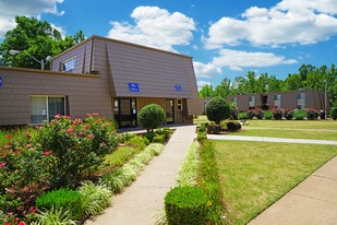 Sandhill Apartments in Midwest City, OK - Building Photo