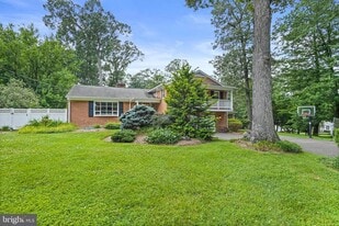 8633 Janet Ln in Vienna, VA - Building Photo