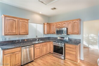 992 Leadville Meadows Dr in Henderson, NV - Foto de edificio - Building Photo
