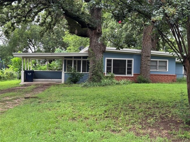 522 E Davilla Ave in Rockdale, TX - Building Photo - Building Photo
