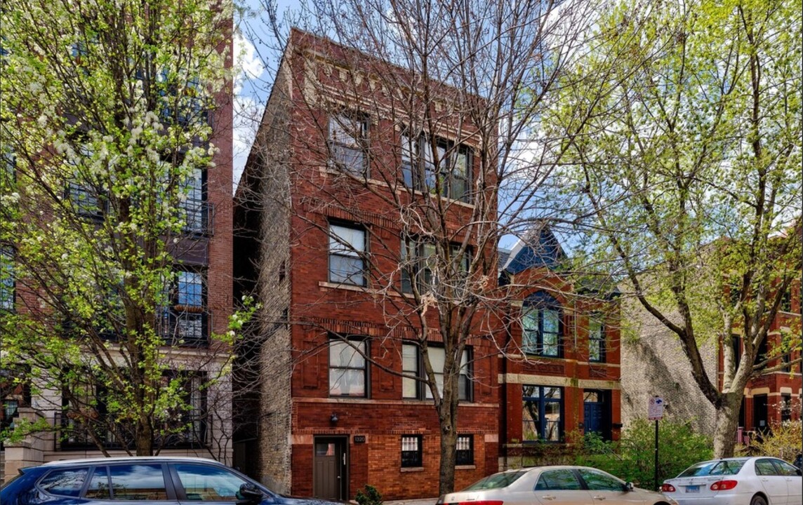 1320 N Wicker Park Ave in Chicago, IL - Building Photo