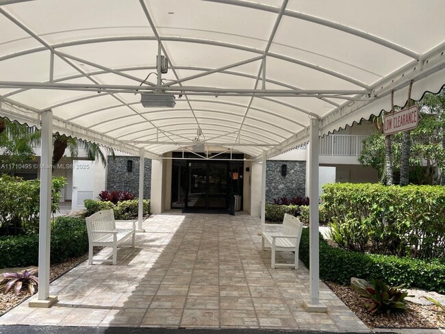 3520 Oaks Way in Pompano Beach, FL - Building Photo - Building Photo