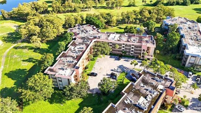 6301 N Falls Cir Dr in Lauderhill, FL - Building Photo - Building Photo