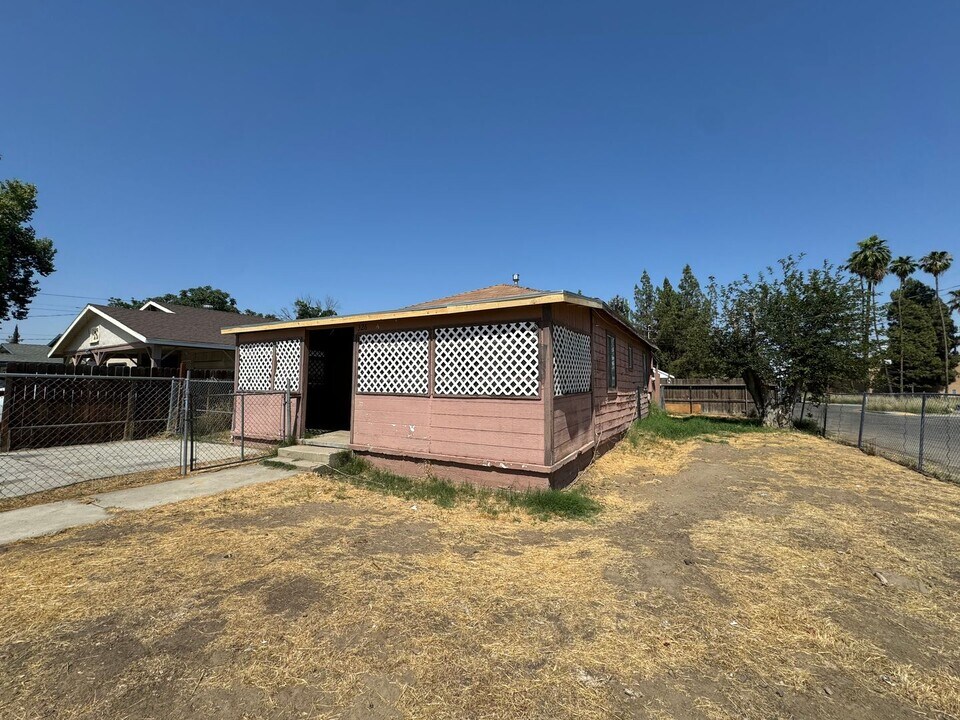 326 May St in Bakersfield, CA - Building Photo