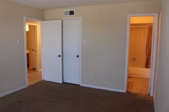 16111 Aspenglen Dr in Houston, TX - Building Photo - Building Photo